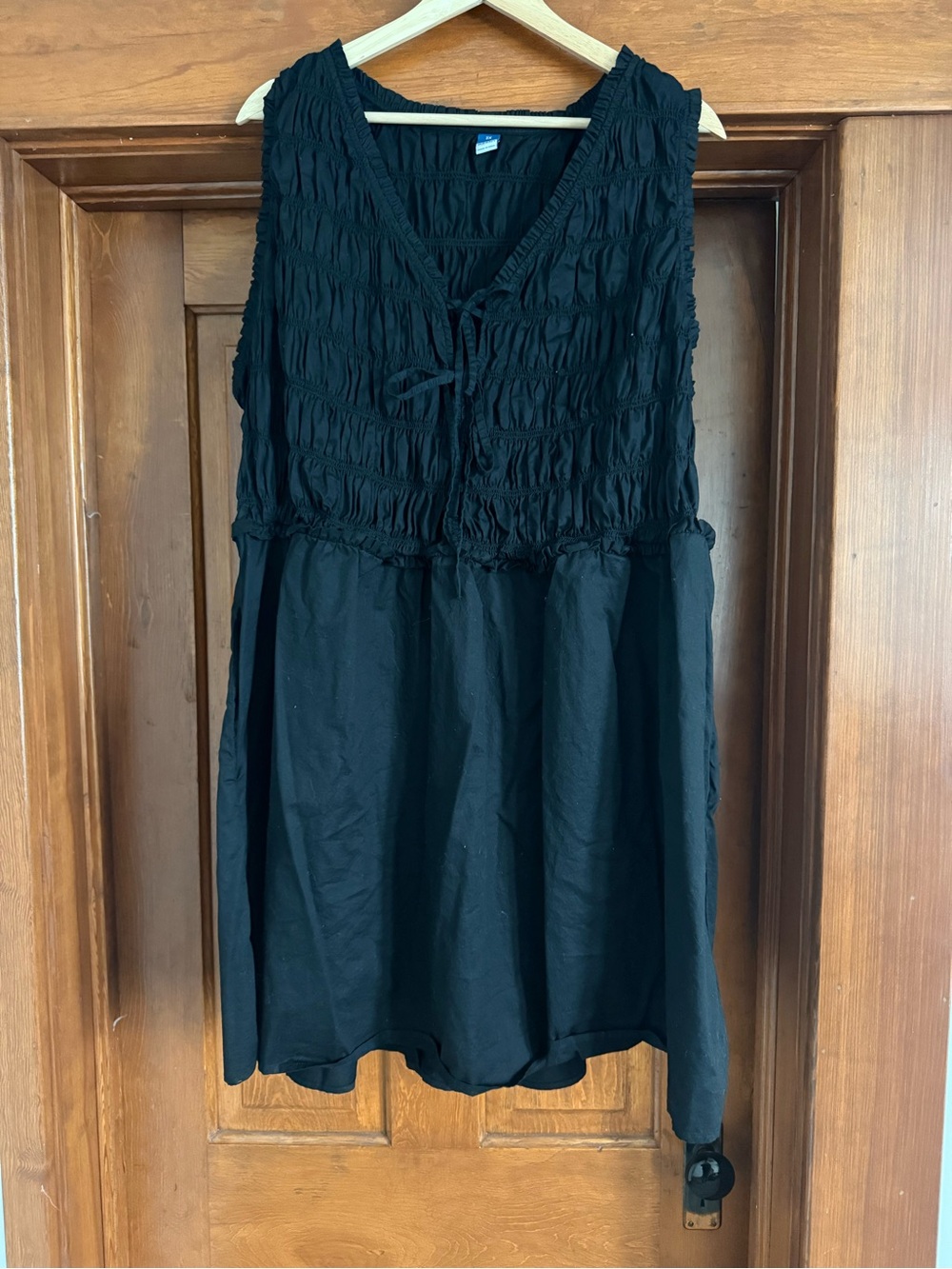 Old Navy Black Sleeveless Smocked V-Neck dress
